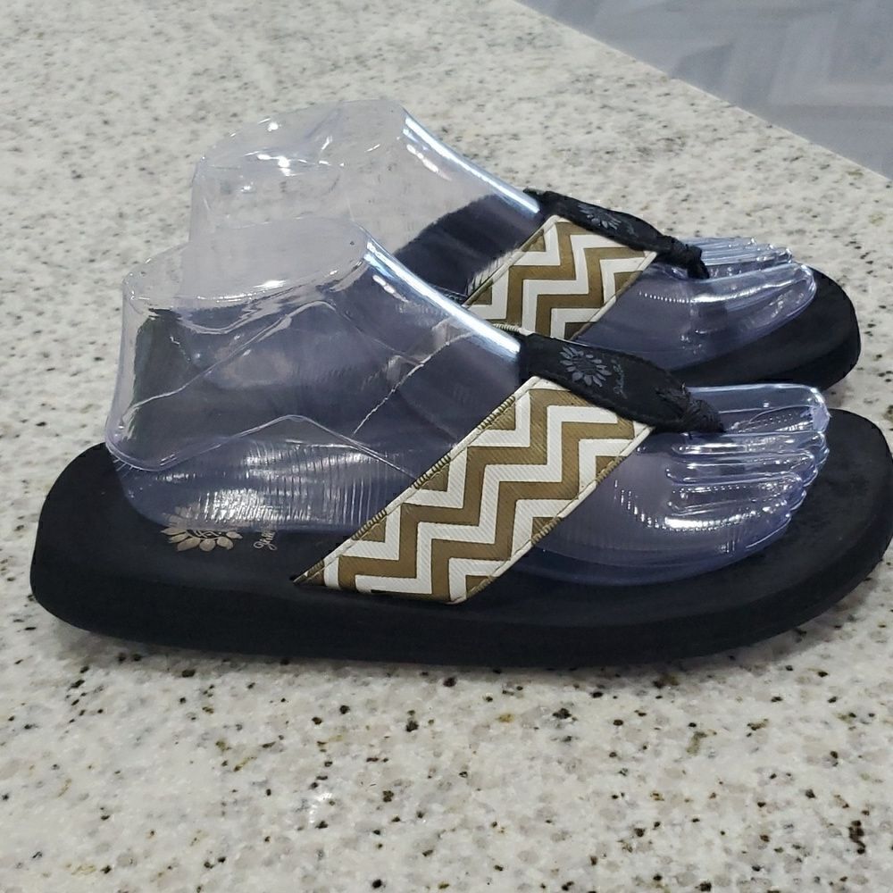 Yellow Box, Gold Chevron sandals, size 8 - Picture 5 of 7